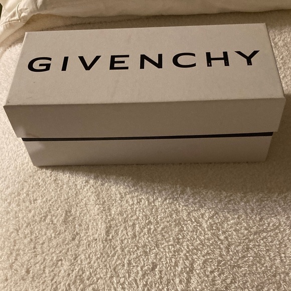 Givenchy Ivory Box with Black Lettering - Picture 1 of 6